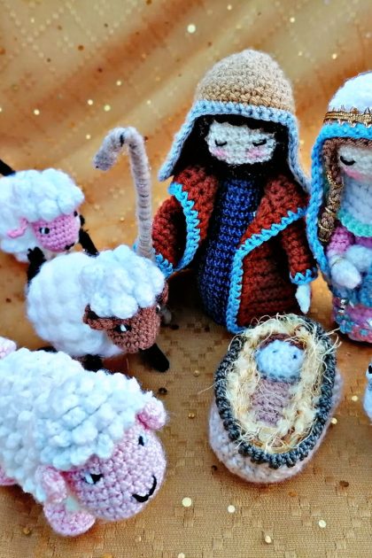 Pesebre a crochet mediano mas rebaño de ovejas